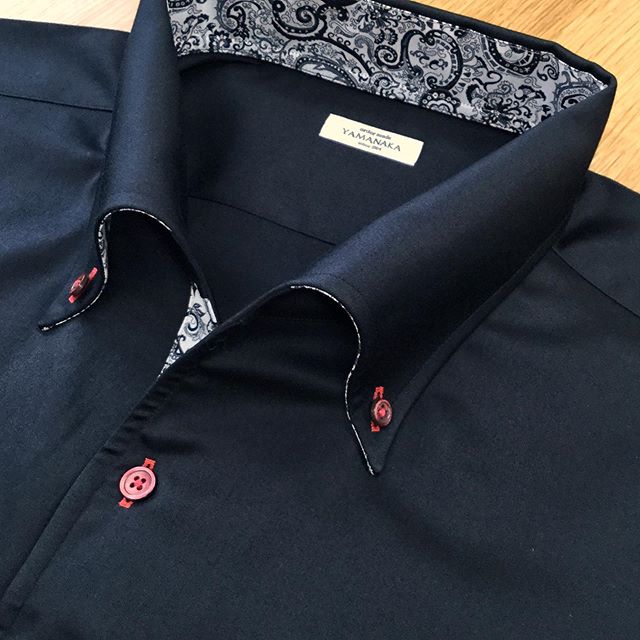 黒シャツ・裏替え・レッドボタン