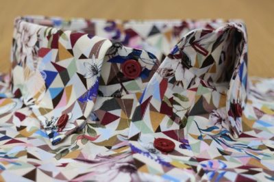 レジウノ・花柄プリント ワイドボタンダウン 強化ポリエンジボタン ホール&つけ糸・エンジ レジウノ・花柄プリント ワイドボタンダウン 強化ポリエンジボタン ホール&つけ糸・エンジ